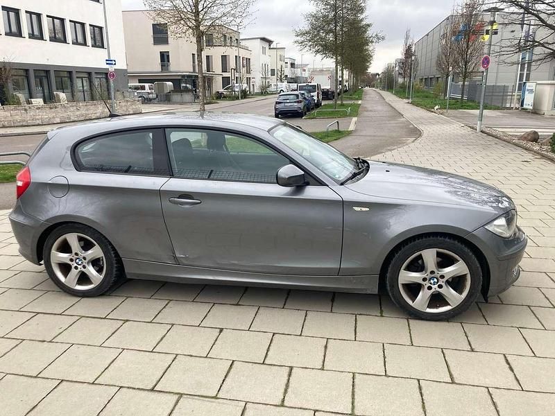 Gebraucht BMW 116 122 PS (89 kW) 2011 Grau Kleinwagen