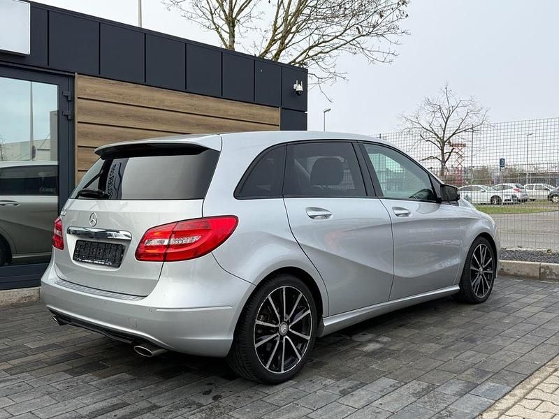 Gebraucht Mercedes B180 Edition 1 122 PS (89 kW) 2013 Silber Van / Kleinbus