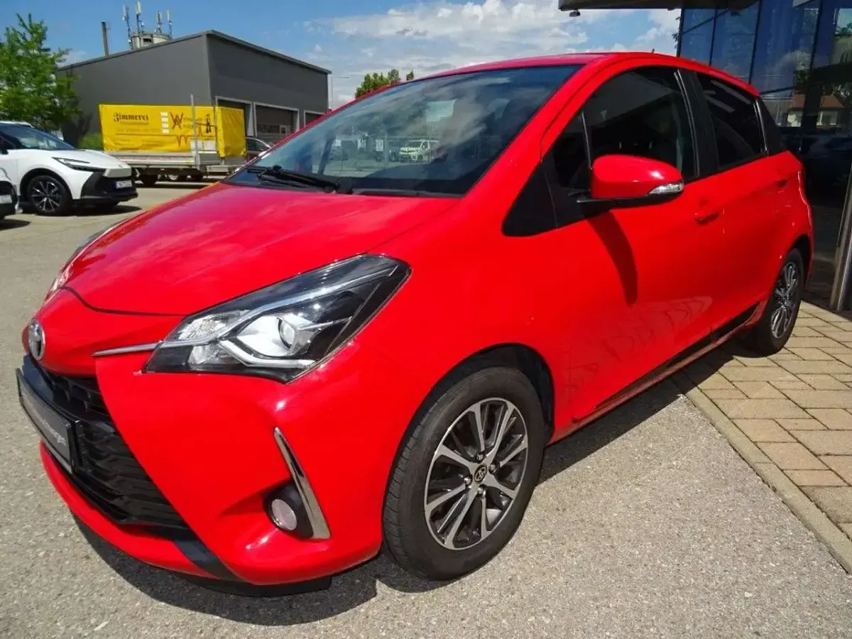 Gebraucht Toyota Yaris Basis 111 PS (81 kW) 2019 Vulcanorot Kleinwagen
