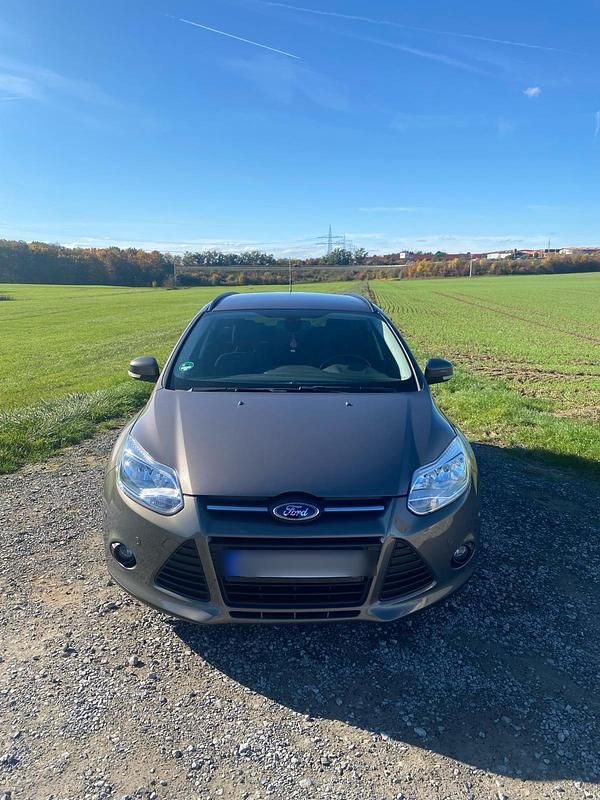Braun Gebraucht 2013 Ford Focus Kombi | 5.999 € - Bild 1/4