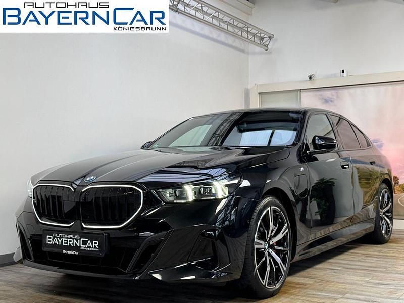 Schwarz Gebraucht 2025 BMW 550e M Sport Limousine | 83.489 € (Fairer Preis) - Bild 1/4