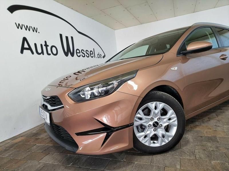 Gebraucht Kia Ceed 99 PS (72 kW) 2023 Machined bronze m (metallic) Kleinwagen
