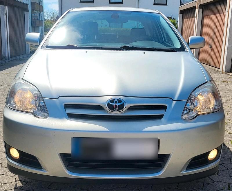 Używany Toyota Corolla 97 KM (71 kW) 2005 Srebrny Sedan/Limuzyna