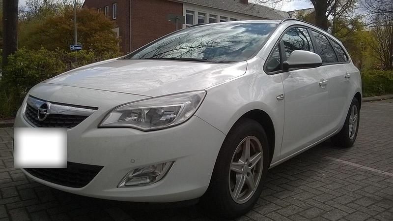 Gebraucht Opel Astra Edition 165 PS (121 kW) 2012 Weiß Kombi