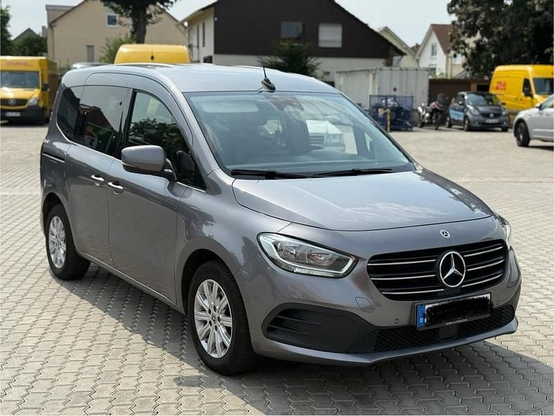 Grau Gebraucht 2022 Mercedes T180 Van / Kleinbus | 17.888 € - Bild 1/4