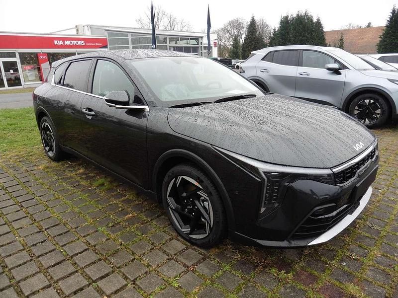 Neu Kia K4 Spirit 150 PS (110 kW) 2025 Interstellargrau Limousine