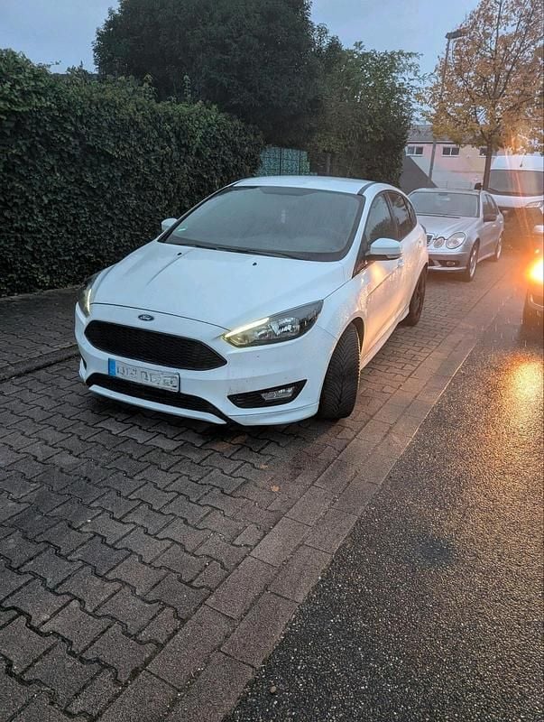 Weiß Gebraucht 2016 Ford Focus ST-Line Limousine | 4.000 € - Bild 1/3