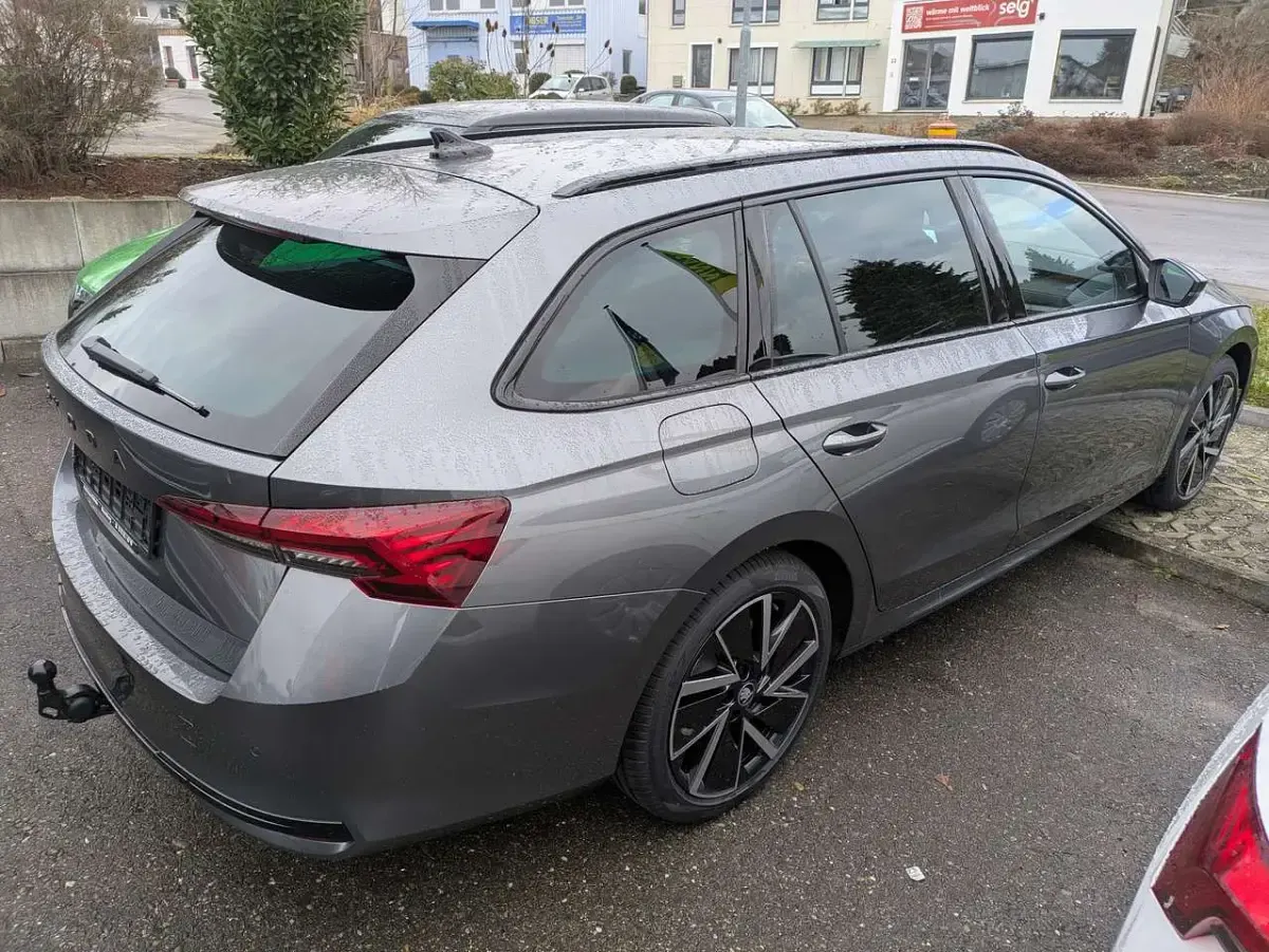 Neu Skoda Octavia SportLine 150 PS (110 kW) 2025 Graphitegrau metallic Kombi