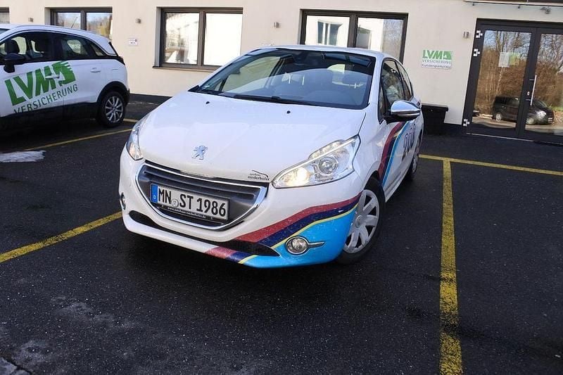 Weiß Gebraucht 2013 Peugeot 208 Allure Kleinwagen | 3.999 € (Superpreis) - Bild 1/4