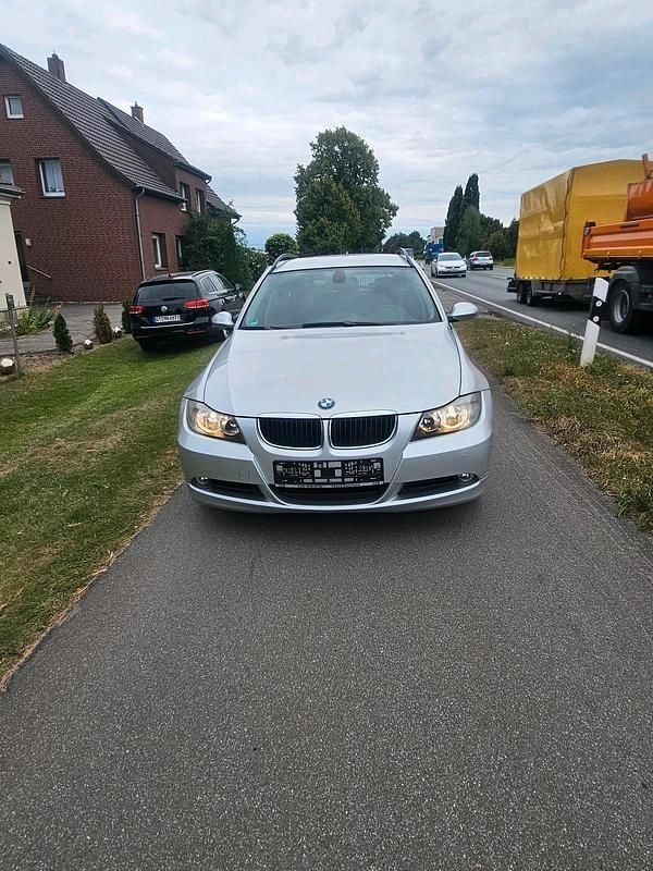 Grau Gebraucht 2006 BMW 320 Kombi | 2.750 € - Bild 1/4