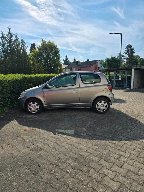 Silber Gebraucht 2005 Toyota Yaris Kleinwagen | 1.700 € (Etwas zu teuer) - Bild 1/4