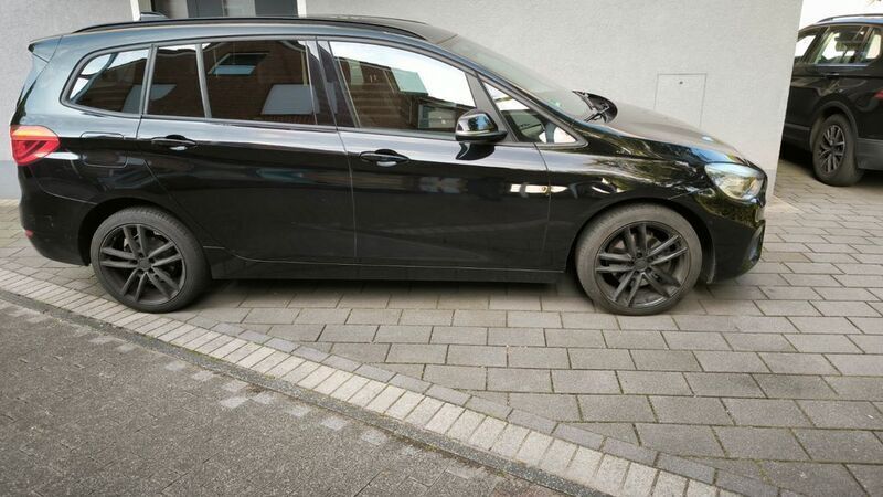 Schwarz Gebraucht 2017 BMW 218 Gran Tourer Van / Kleinbus | 10.999 € (Guter Preis) - Bild 1/4