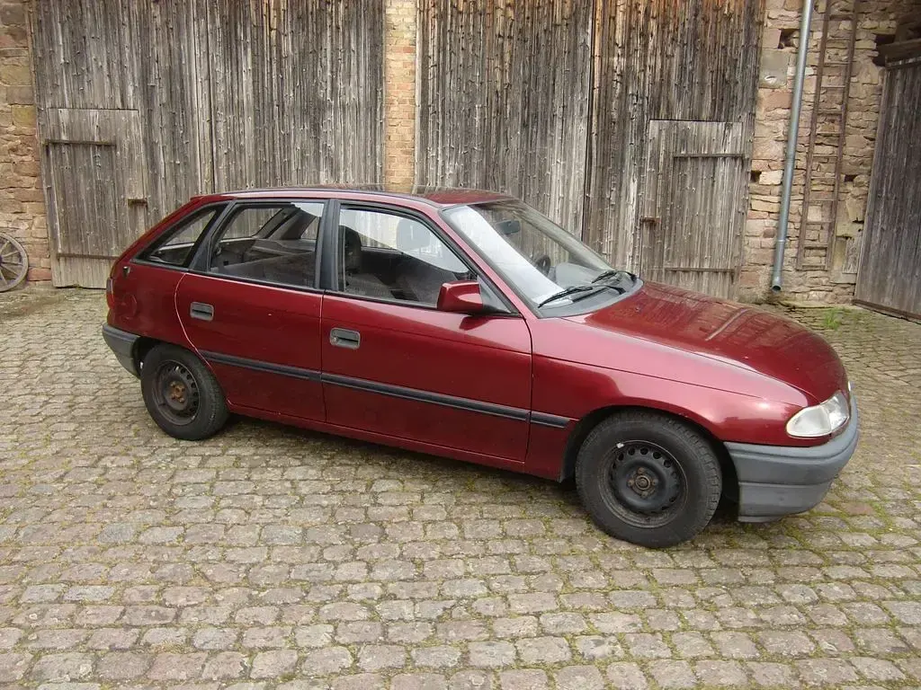 Second-hand Opel Astra 60 CP (44 kW) 1993 Roșu Berlinǎ