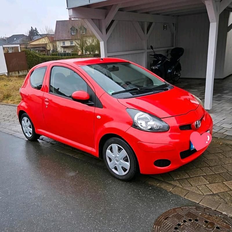 Rot Gebraucht 2010 Toyota Aygo Kleinwagen | 1.900 € (Superpreis) - Bild 1/4