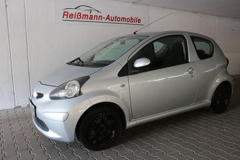 Silber Gebraucht 2006 Toyota Aygo City Kleinwagen | 1.990 € (Fairer Preis) - Bild 1/4