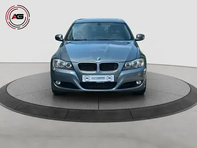 Gebraucht BMW 318 143 PS (105 kW) 2010 Grau Limousine