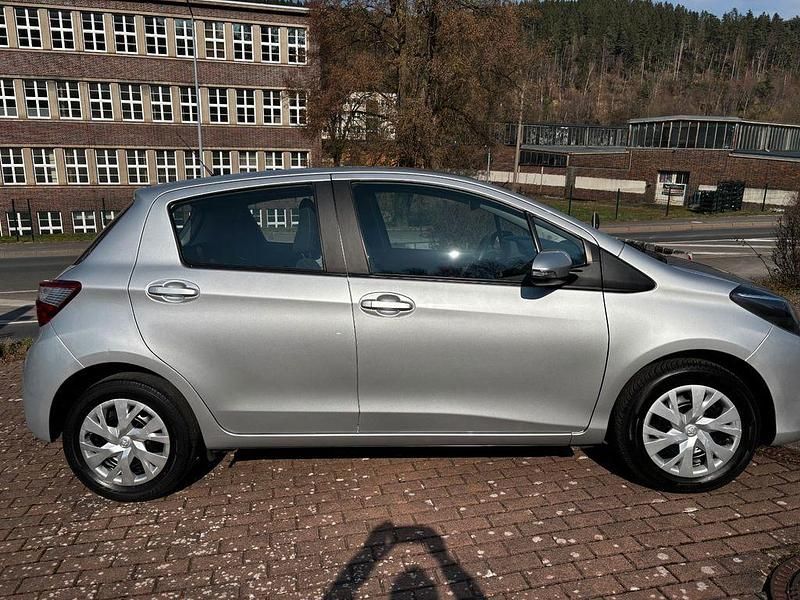 Gebraucht Toyota Yaris Club 72 PS (52 kW) 2019 Silber Limousine