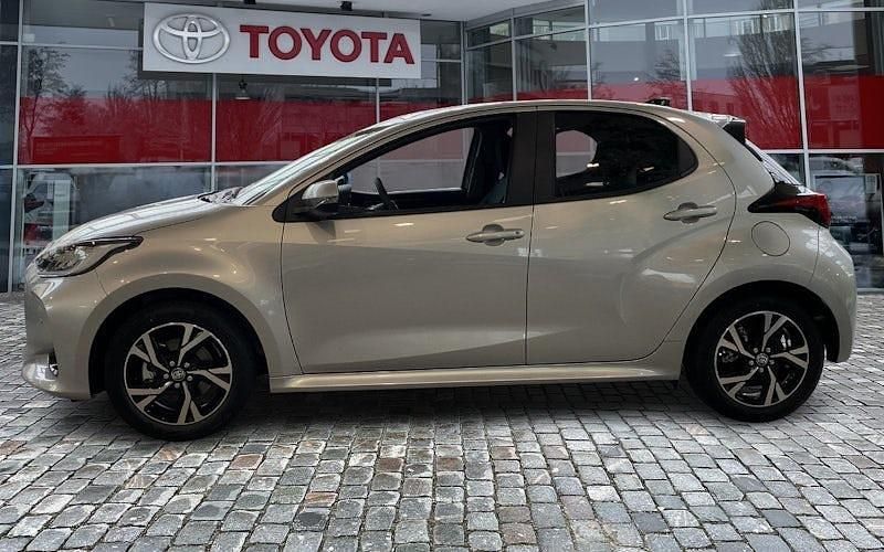 Neu Toyota Yaris Hybrid Business Edition 116 PS (85 kW) 2025 Schwarz Limousine