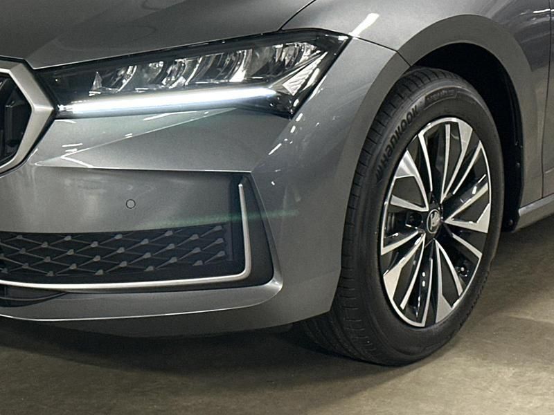 Neu Skoda Superb Selection 150 PS (110 kW) 2026 Graphite grau (grau) Kombi