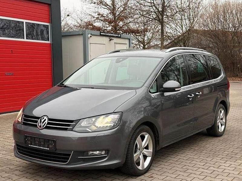 Grau Gebraucht 2012 VW Sharan Highline Van / Kleinbus | 10.999 € - Bild 1/4