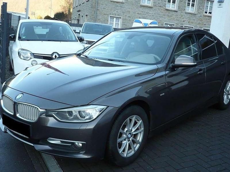 Gebraucht BMW 318 143 PS (105 kW) 2012 Braun Limousine
