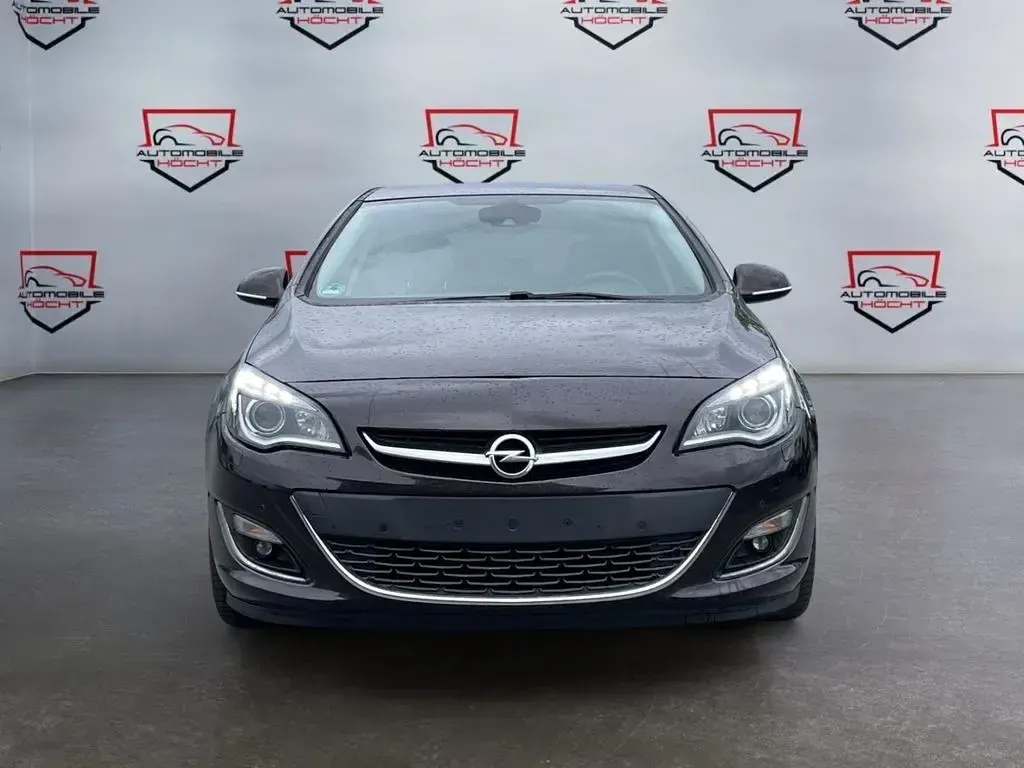 Usata Opel Astra Innovation 170 CV (125 kW) 2013 Marrone Berlina