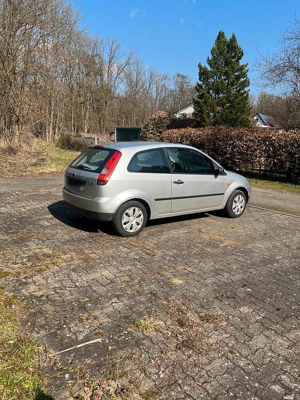 Gebraucht Ford Fiesta 69 PS (50 kW) 2003 Silber Kleinwagen