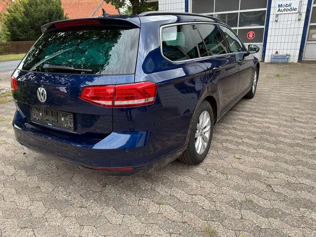Gebraucht VW Passat Comfortline 120 PS (88 kW) 2018 Blau Kombi