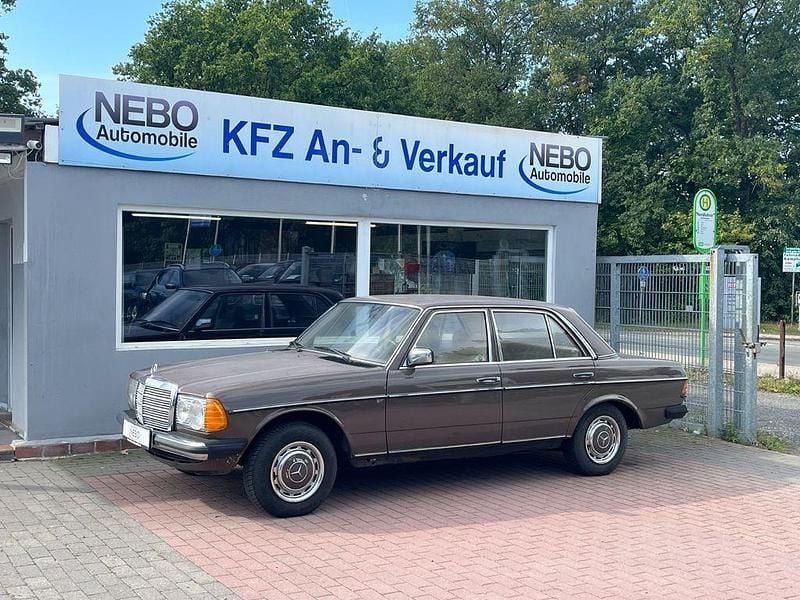 Braun Gebraucht 1978 Mercedes 300 Limousine | 7.300 € - Bild 1/4