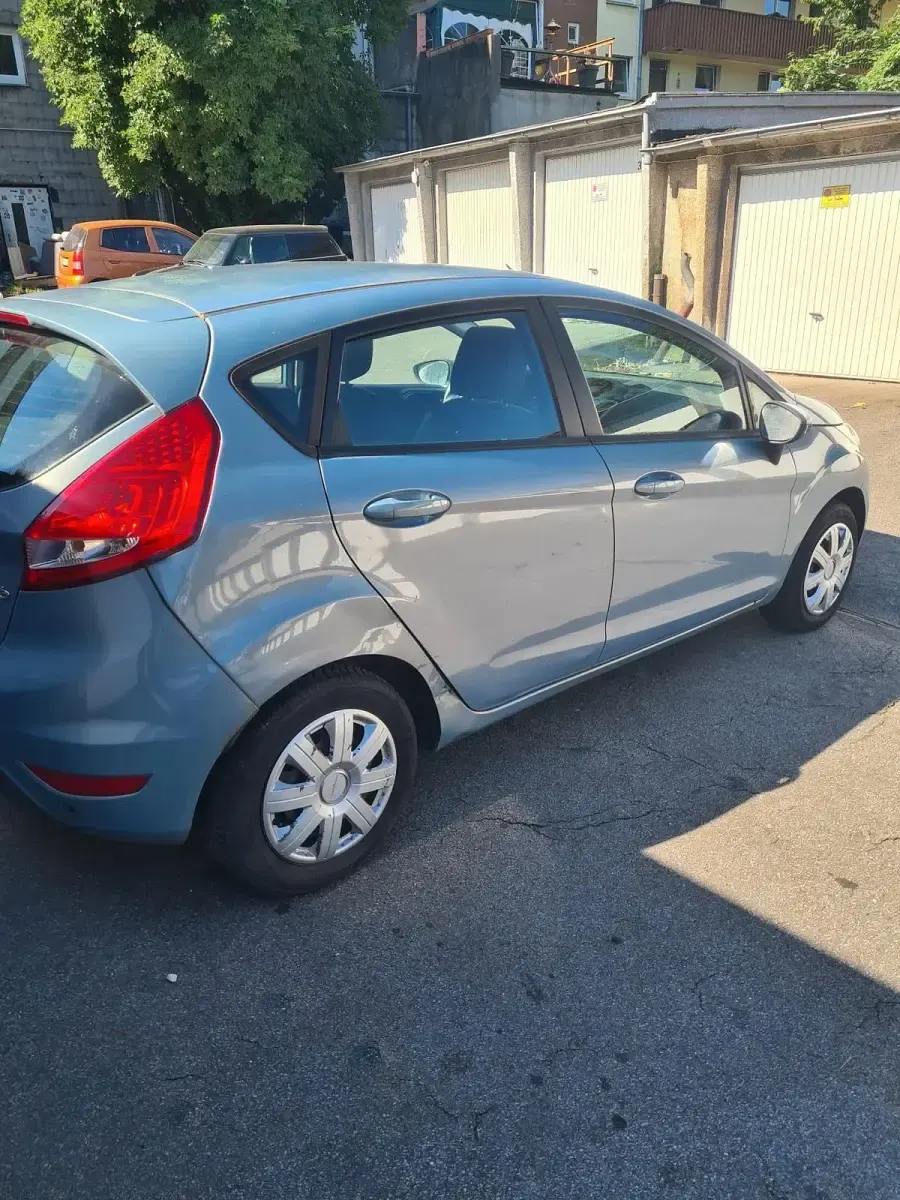 Gebraucht Ford Fiesta 90 PS (66 kW) 2010 Grau Kleinwagen