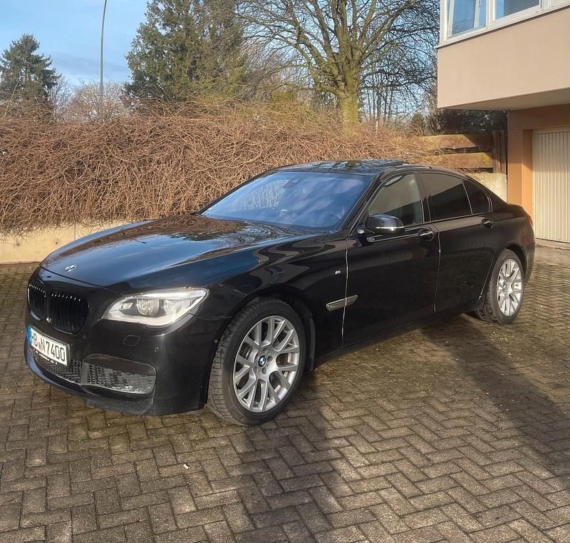 Schwarz Gebraucht 2013 BMW 740 M Sport Limousine | 17.450 € (Fairer Preis) - Bild 1/4