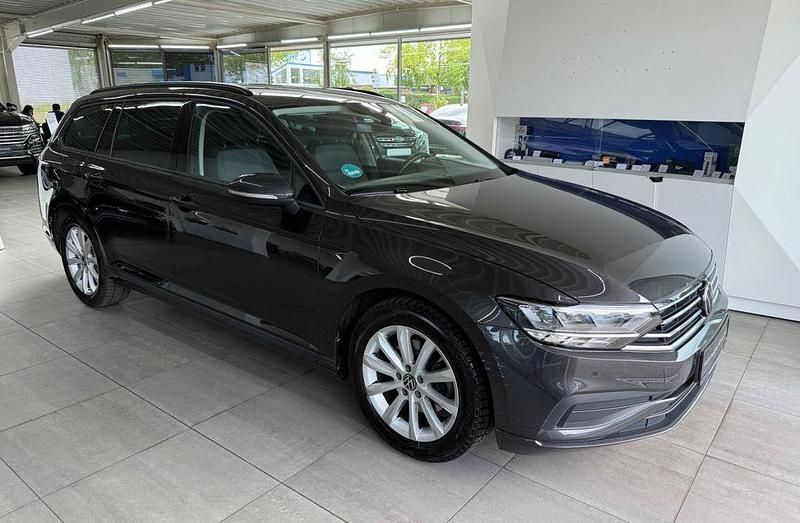 Grau Gebraucht 2022 VW Passat Limousine | 18.490 € (Superpreis) - Bild 1/4