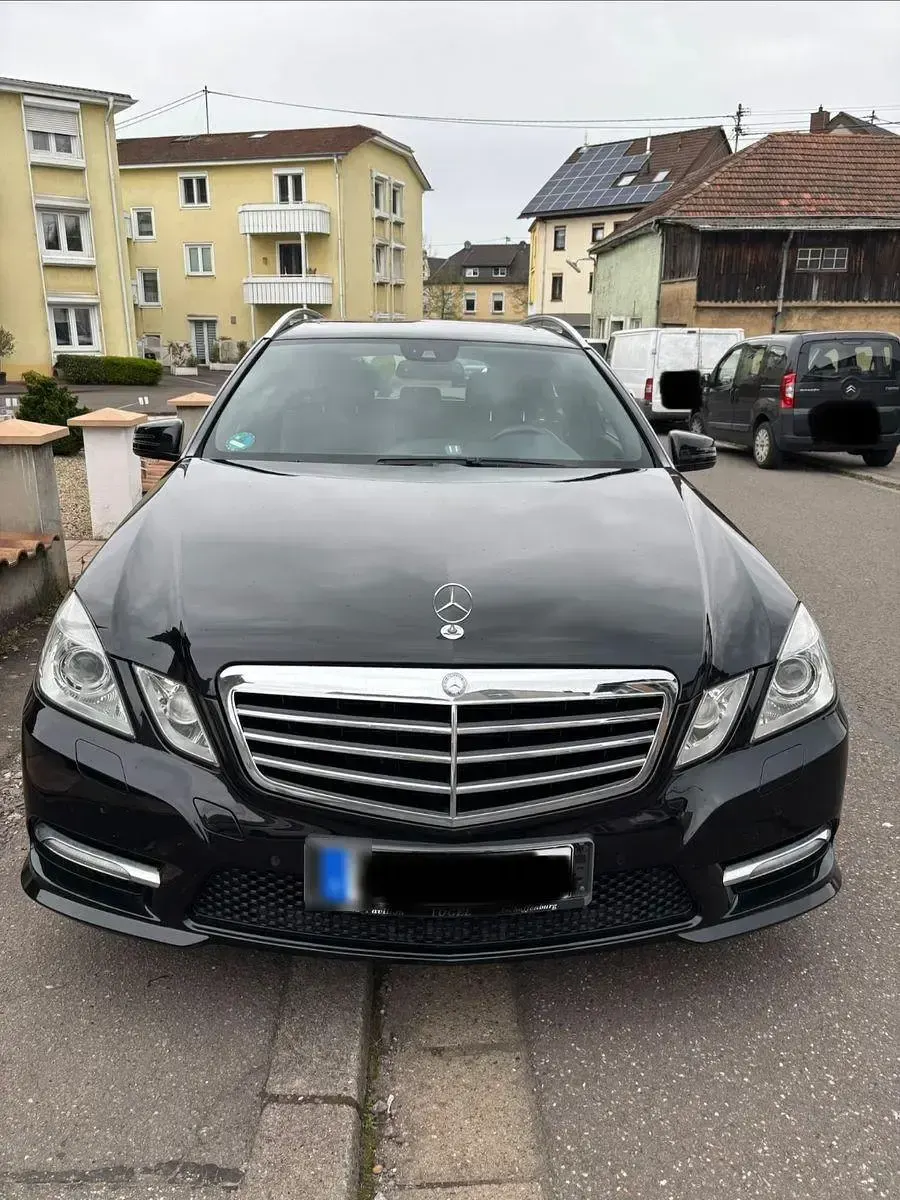 Gebraucht Mercedes E250 Avantgarde 204 PS (150 kW) 2012 Schwarz Limousine