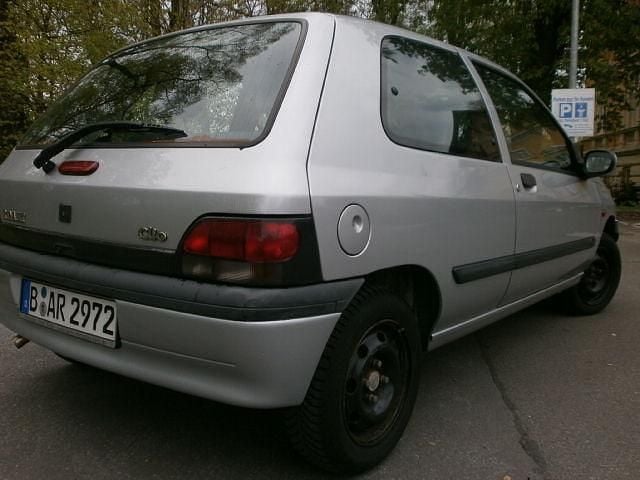 Gebraucht Renault Clio 75 PS (55 kW) 1997 Silber metallic Kleinwagen