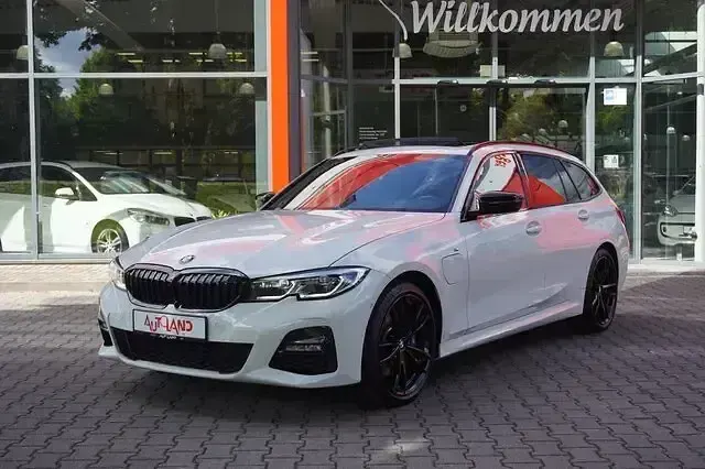 Gebraucht BMW 330e M Sport 252 PS (185 kW) 2020 Weiß met. Kombi