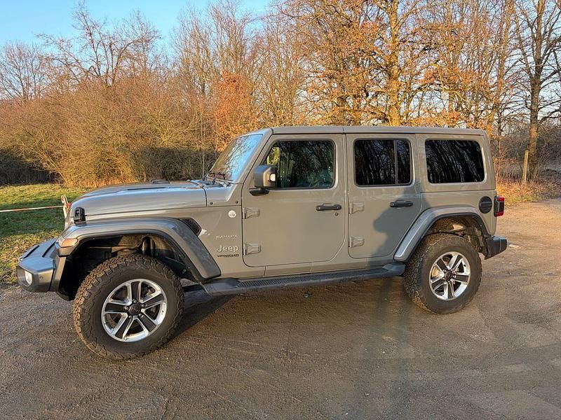 Grau Gebraucht 2020 Jeep Wrangler Sahara SUV | 44.400 € (Fairer Preis) - Bild 1/4