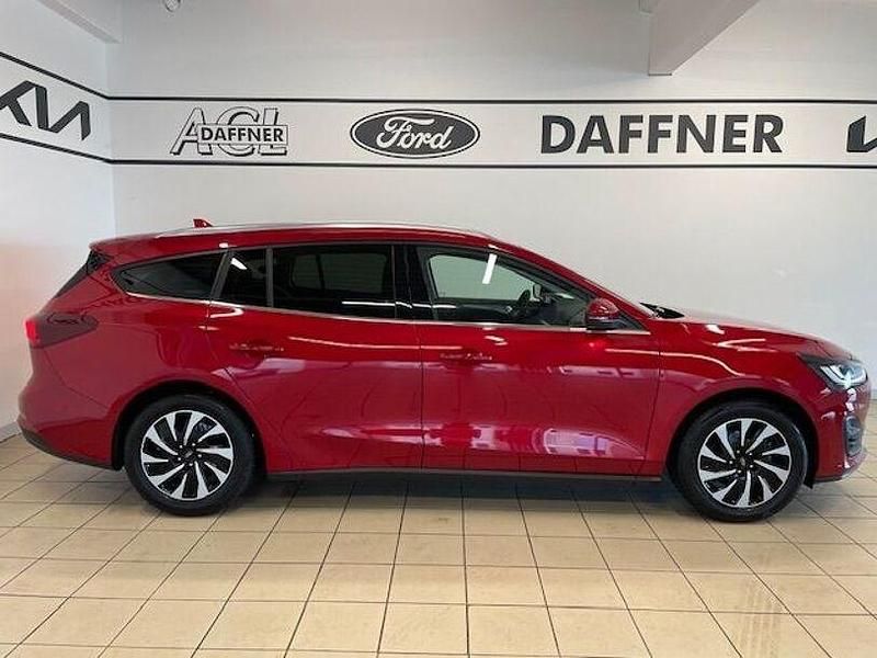 Gebraucht Ford Focus Titanium 125 PS (91 kW) 2024 Fantastic red tc Kombi
