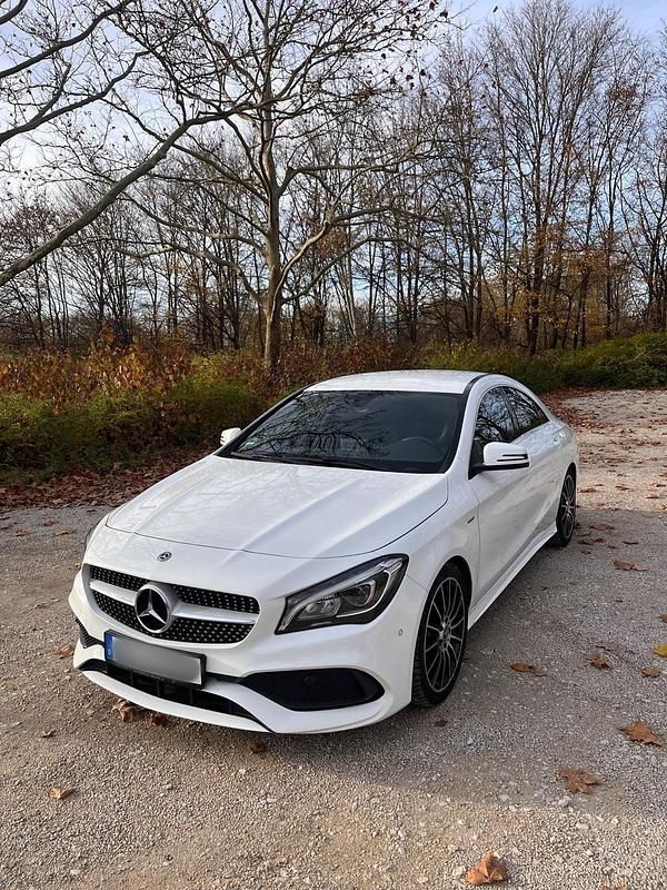 Weiß Gebraucht 2018 Mercedes CLA200 AMG line Limousine | 18.899 € (Fairer Preis) - Bild 1/4