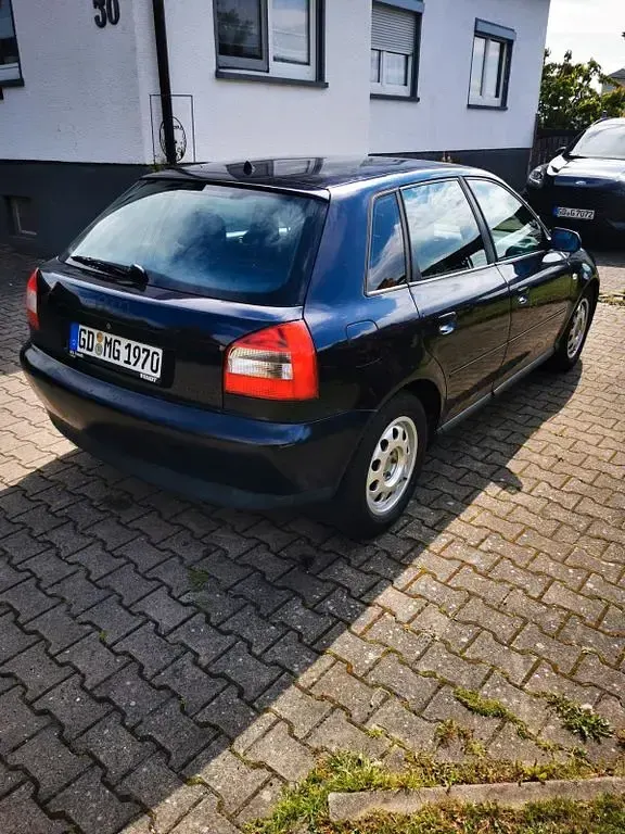 Używany Audi A3 Ambiente 131 KM (96 kW) 2001 Niebieski Hatchback