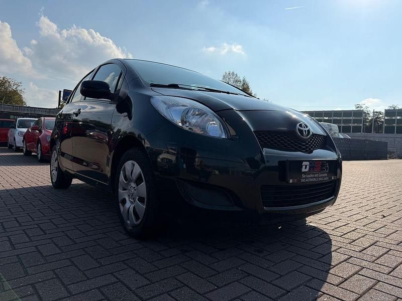Schwarz Gebraucht 2009 Toyota Yaris Cool Limousine | 3.390 € (Etwas zu teuer) - Bild 1/4