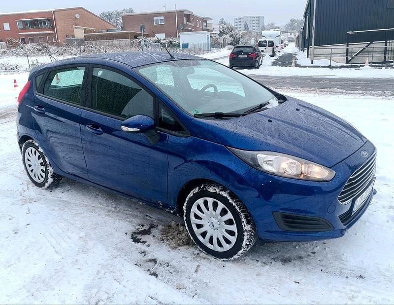 Blau Gebraucht 2014 Ford Fiesta Trend Kleinwagen | 3.999 € (Superpreis) - Bild 1/4
