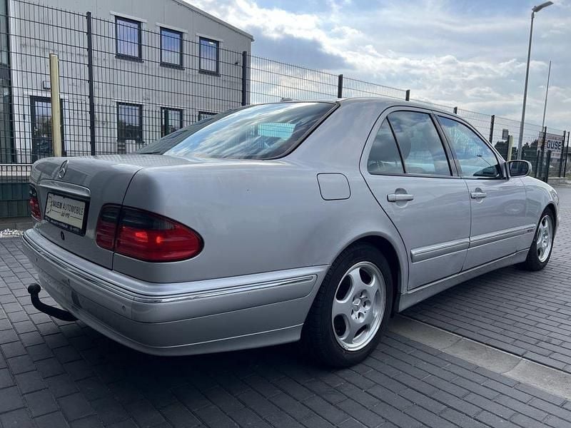 Gebraucht Mercedes E240 Avantgarde 170 PS (125 kW) 1999 Silber Limousine