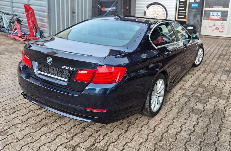 Gebraucht BMW 523 204 PS (150 kW) 2010 Blau Limousine
