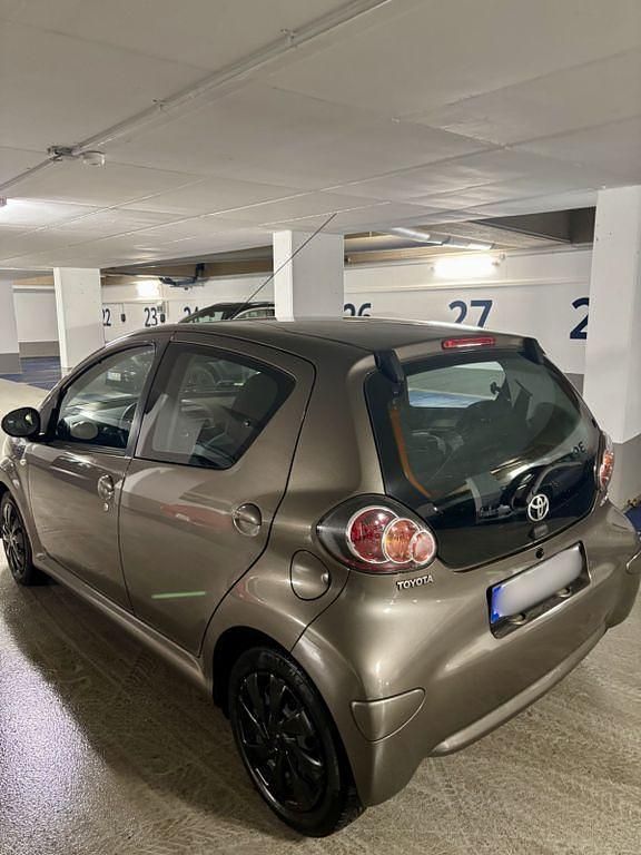 Gebraucht Toyota Aygo 68 PS (50 kW) 2014 Braun Kleinwagen