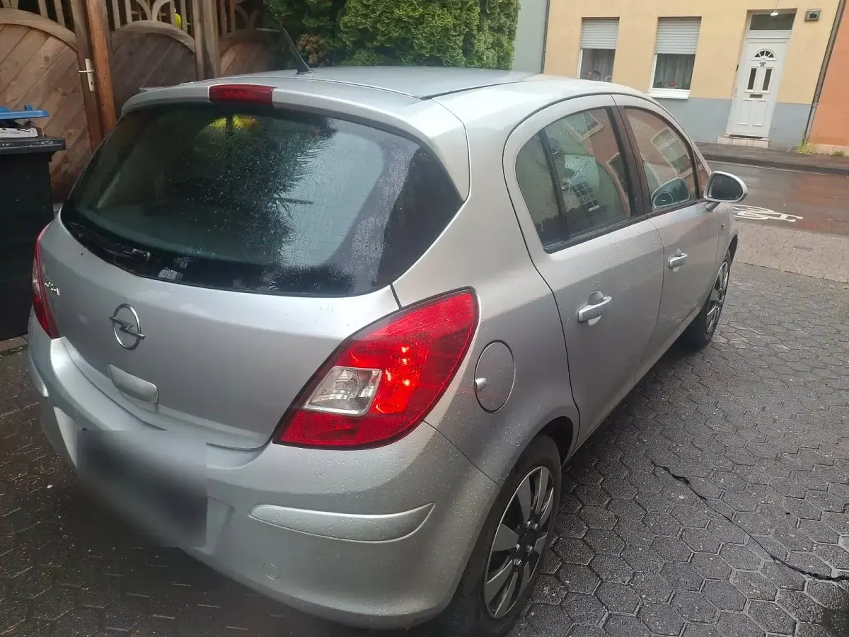 Używany Opel Corsa 80 KM (58 kW) 2009 Srebrny Hatchback