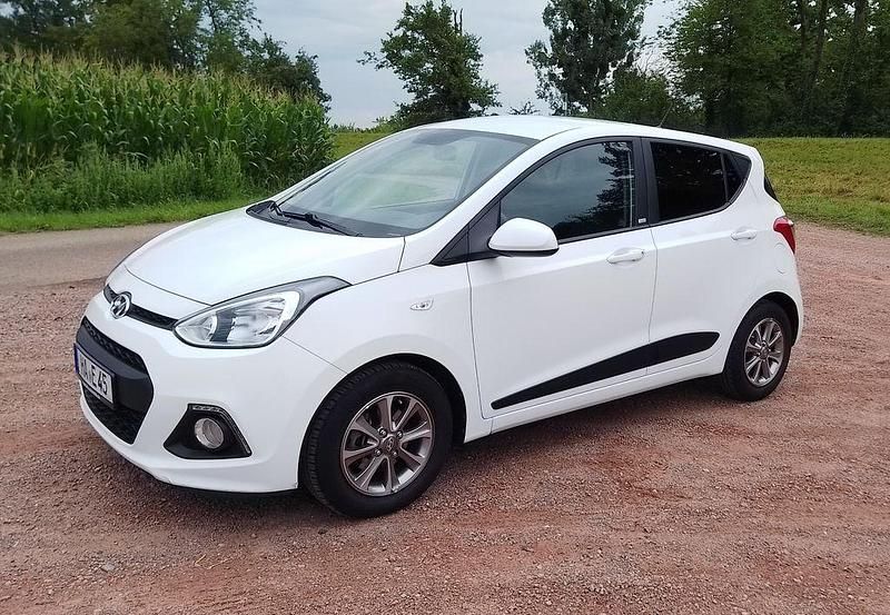 Weiß Gebraucht 2016 Hyundai i10 Passion Kleinwagen | 8.499 € (Fairer Preis) - Bild 1/4