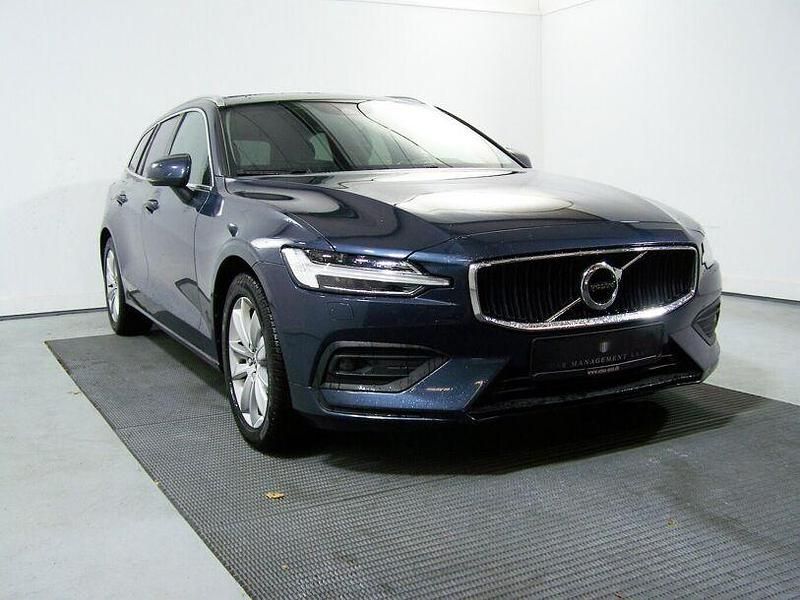 Gebraucht Volvo V60 Momentum 190 PS (139 kW) 2020 Blau Kombi