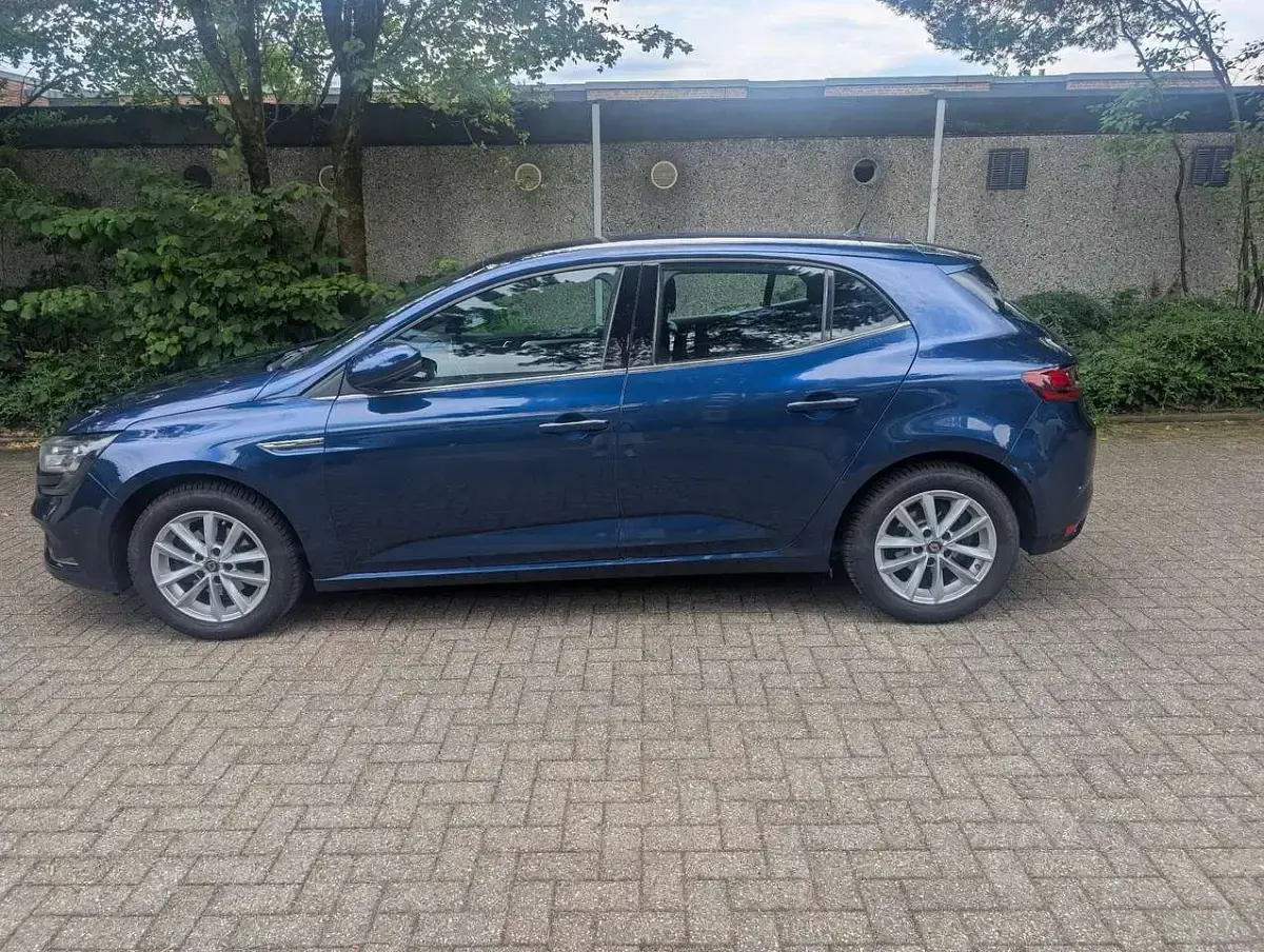 Gebraucht Renault Mégane Intens 132 PS (97 kW) 2017 Blau Limousine