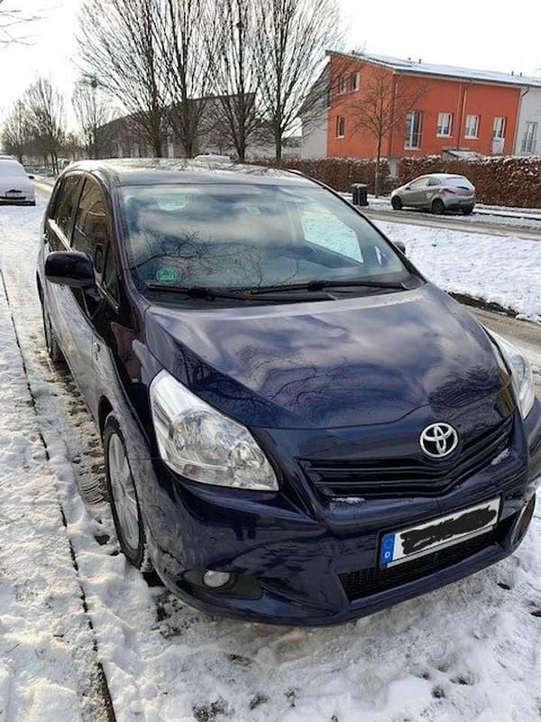Blau Gebraucht 2012 Toyota Verso Travel Van / Kleinbus | 7.300 € (Teuer) - Bild 1/4