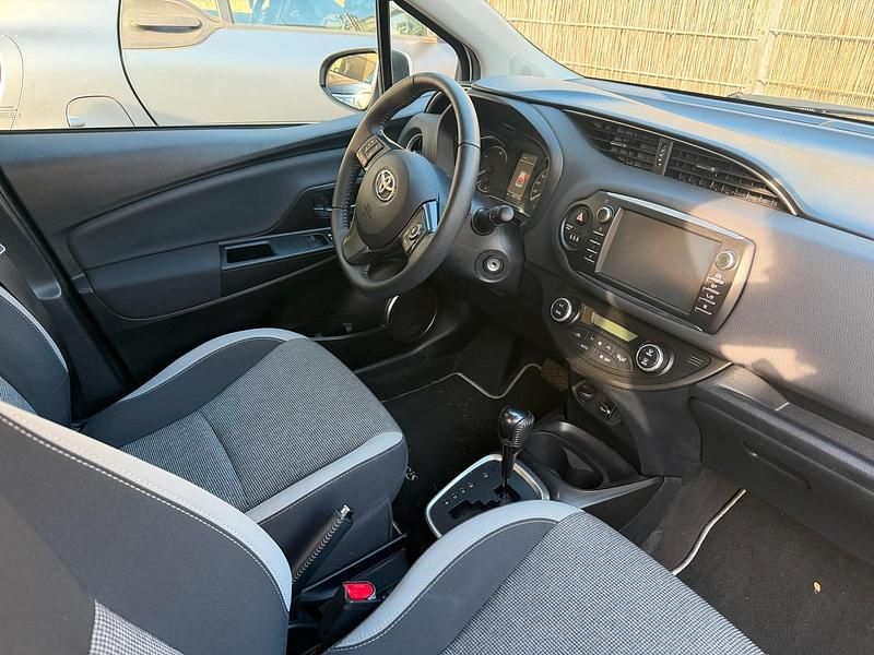 Gebraucht Toyota Yaris Hybrid 74 PS (54 kW) 2019 Weiß Kleinwagen